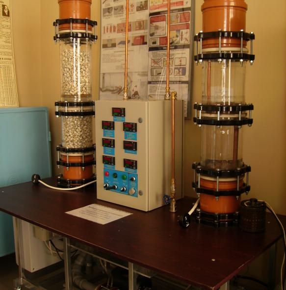 Комплексная лабораторная установка для исследования гидродинамических явлений в тарельчатых и насадочных аппаратах и тепло-массобмена по испарению на контактных элементах колонных аппаратов.